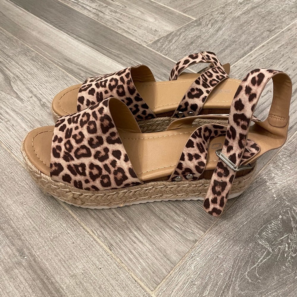 Leopard flatform sandals